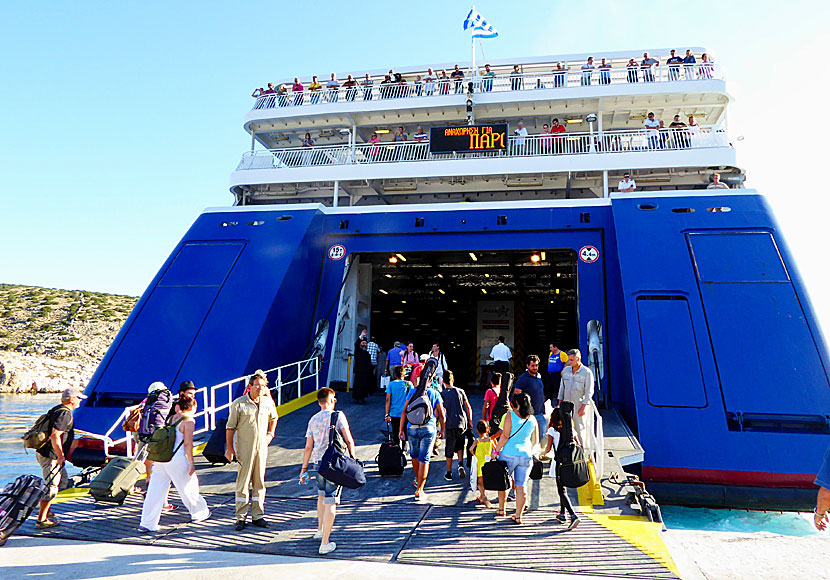 Blue Star Naxos i hamnen på Iraklia.