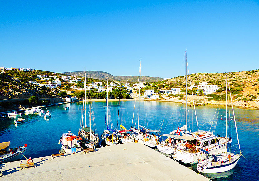 Hamnen och hamnstranden i Agios Georgios. Iraklia.
