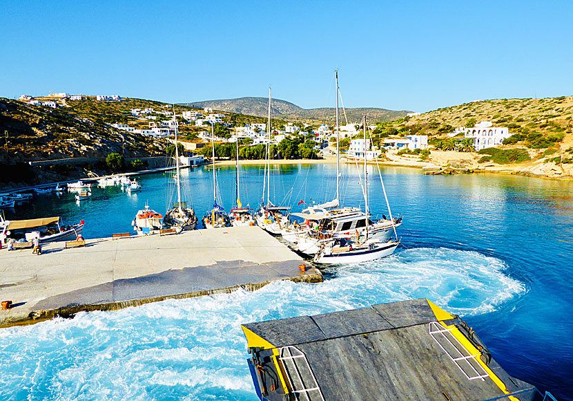 Blue Star Naxos lämnar hamnen på Iraklia .