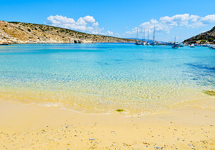 Hamnen i Agios Georgios sett från stranden i Agios Georgios.