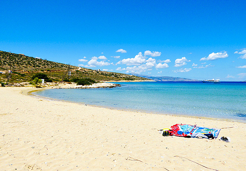 Livadi beach på Iraklia i Kykladerna.