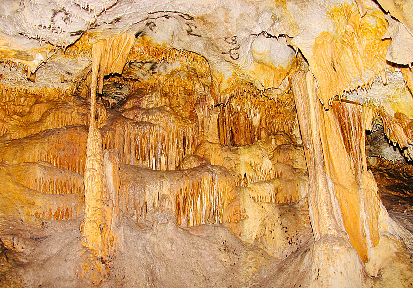 Stalagmiter och stalaktiter i grottan med kyrka på Iraklia. 