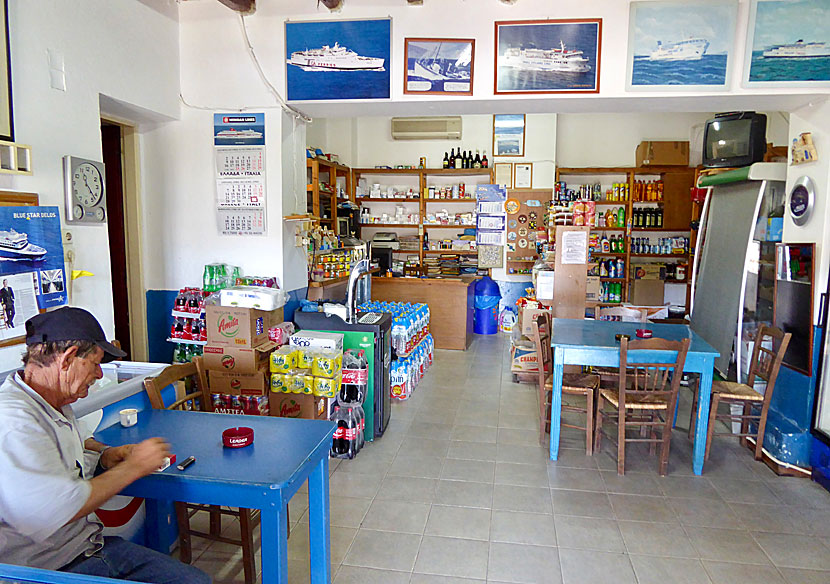 Resebyrån på Iraklia är även en minimarket, ett kafé och en samlingsplats.