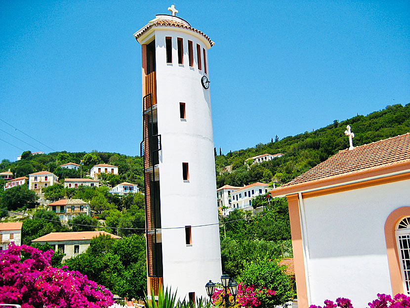 Agios Ioannis church i Kioni med den ovanliga klockstapeln.