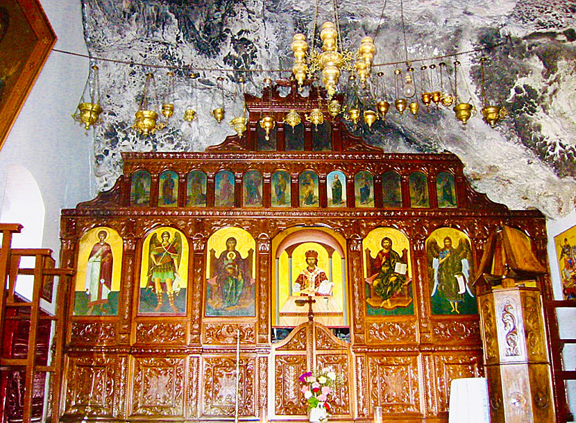 Agios Panteleimon monastery på Kalymnos ligger i en grotta och kyrkan saknar  dörr. 