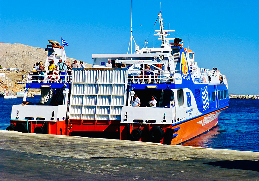 Katamaranen Dodekanisos Pride från rederiet Dodekanisos Seaways trafikerar Kalymnos flera gånger varje dag. 