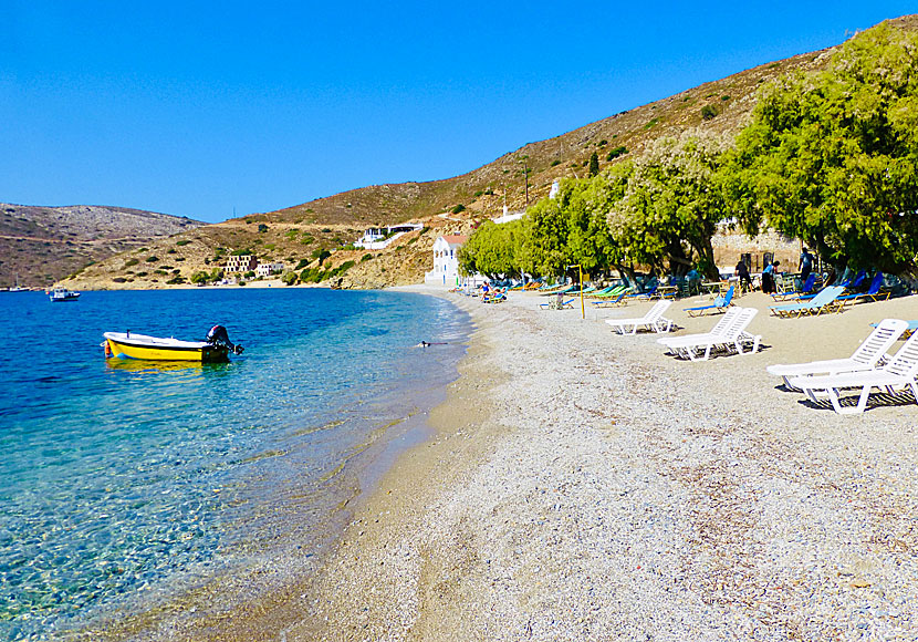 Emporios beach och by på Kalymnos i Grekland.