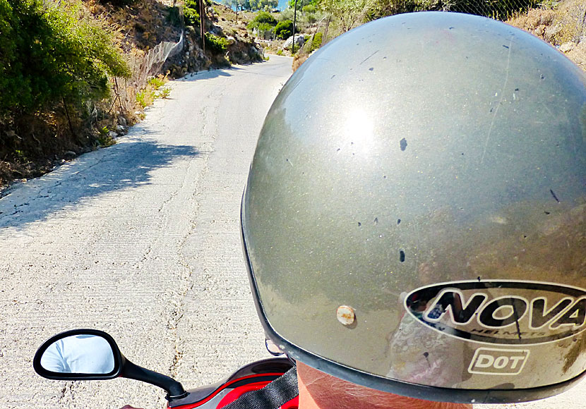 Hyra moped och köra till stränderna Kalamies, Emporios och Palionisos på norra Kalymnos.