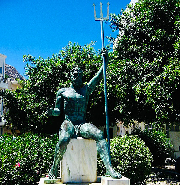 Statyn över havsguden Poseidon på Kalymnos i Grekland.