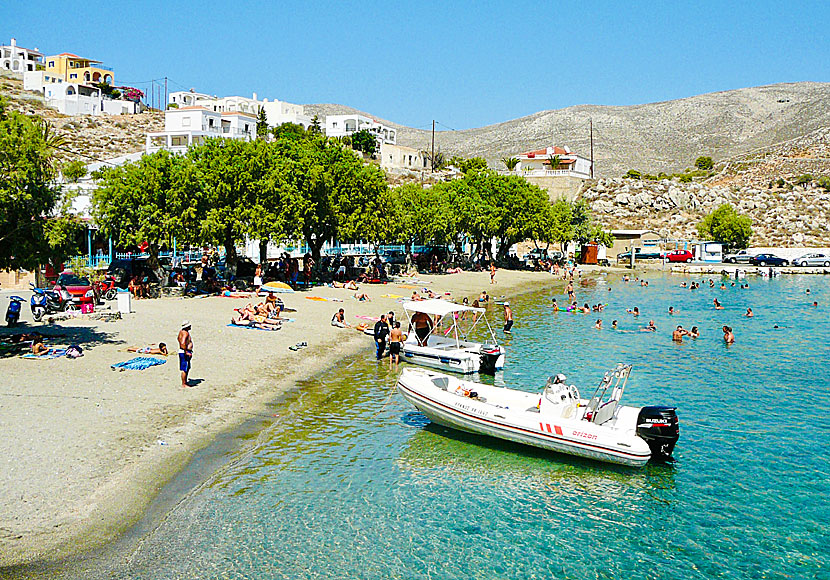 Stranden i Vlychadia en söndag då alla greker är och badar.