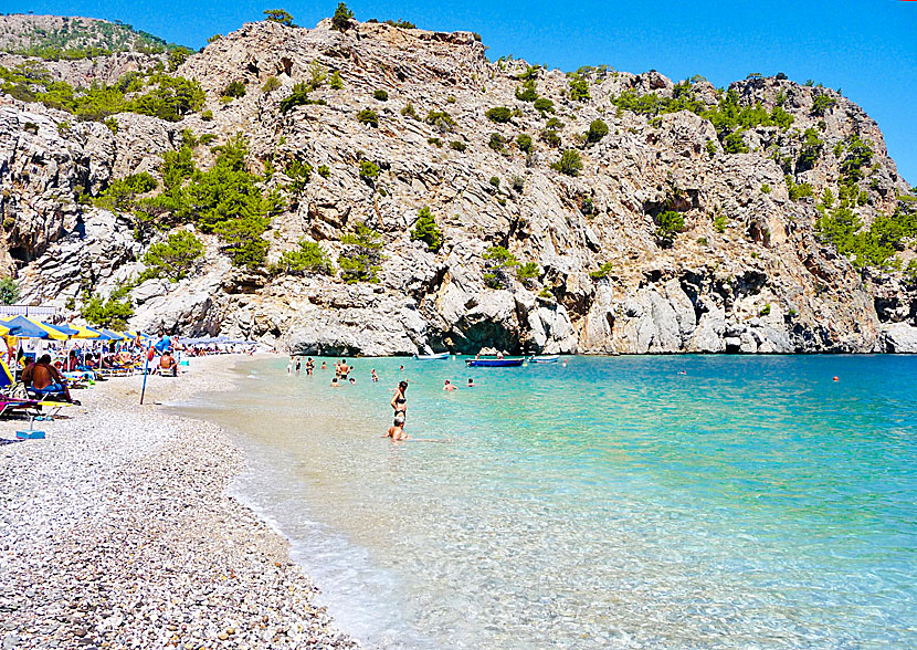 Achata beach omges av höga klippor som gör stranden vacker som en tavla.