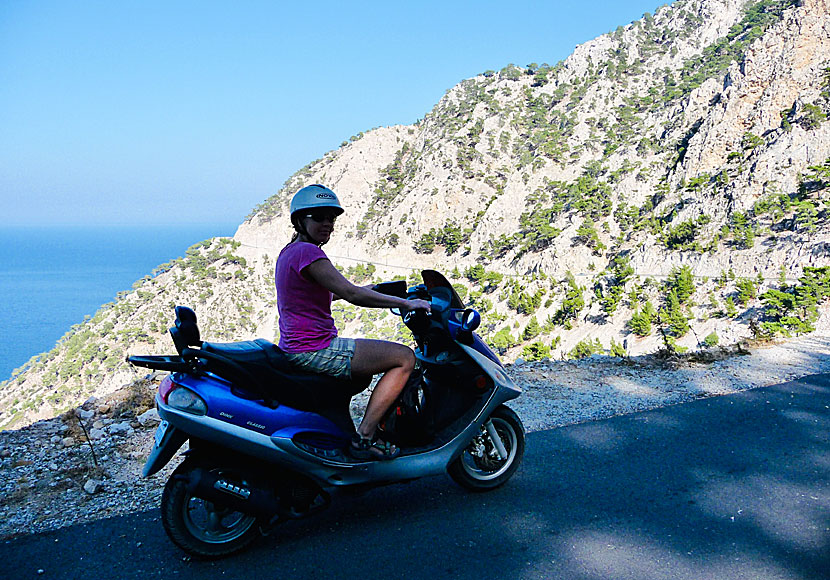 Att köra moped och bil, eller åka buss, till Apella beach  på Karpathos är utmärkt.