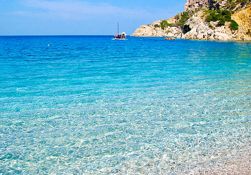 Utflyktsbåtar och badbåtar på Karpathos i Dodekaneserna.