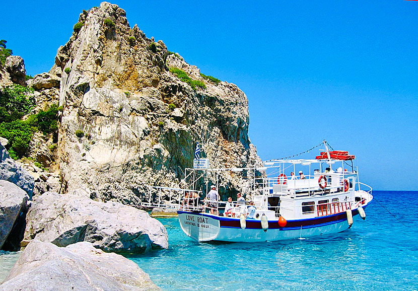 Badbåtar till Kyra Panagia beach utgår från hamnen i Pigadia varje morgon.