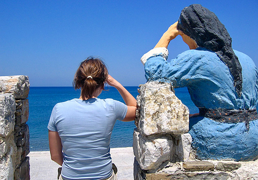 Statyn av den sorgsna fiskegumman i Diafanis hamn på Karpathos.