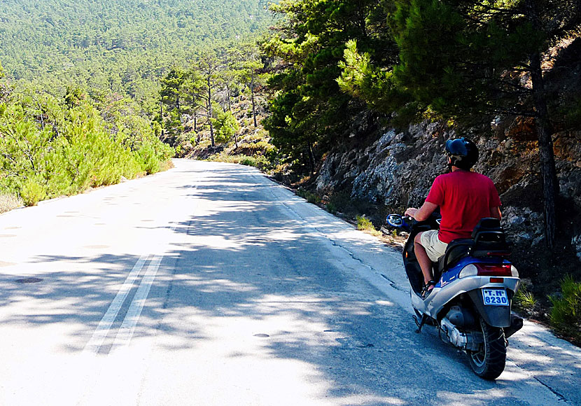 Det är ett stort nöje att upptäcka vackra Karpathos på egen hand med bil eller moped.