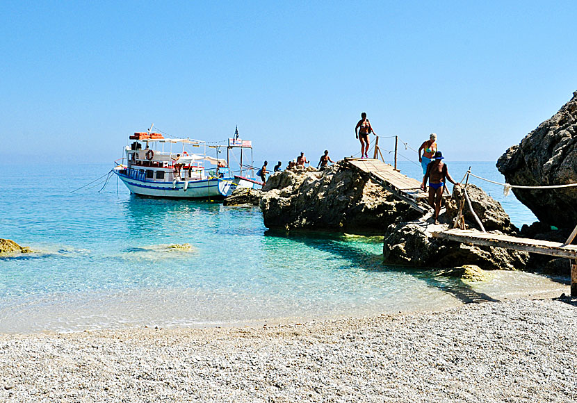 Badbåtar till Kato Lakos beach går från hamnen i Pigadia varje morgon.