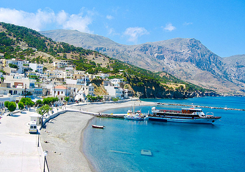 Stranden och hamnen i Diafani på Karpathos.