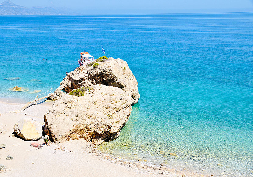Klippbad och klapperstenstrand vid Kato Lakos beach på Karpathos.