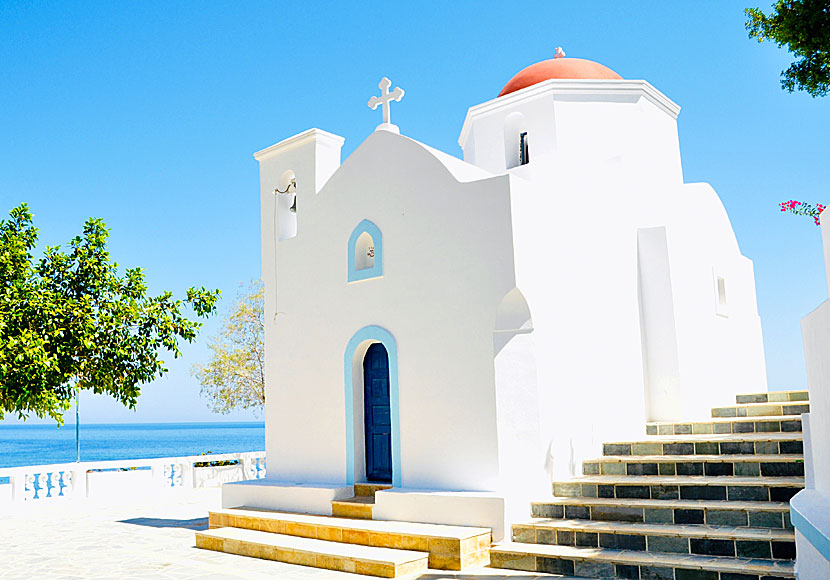 Kyrkan Kyra Panagia vid stranden med samma namn.