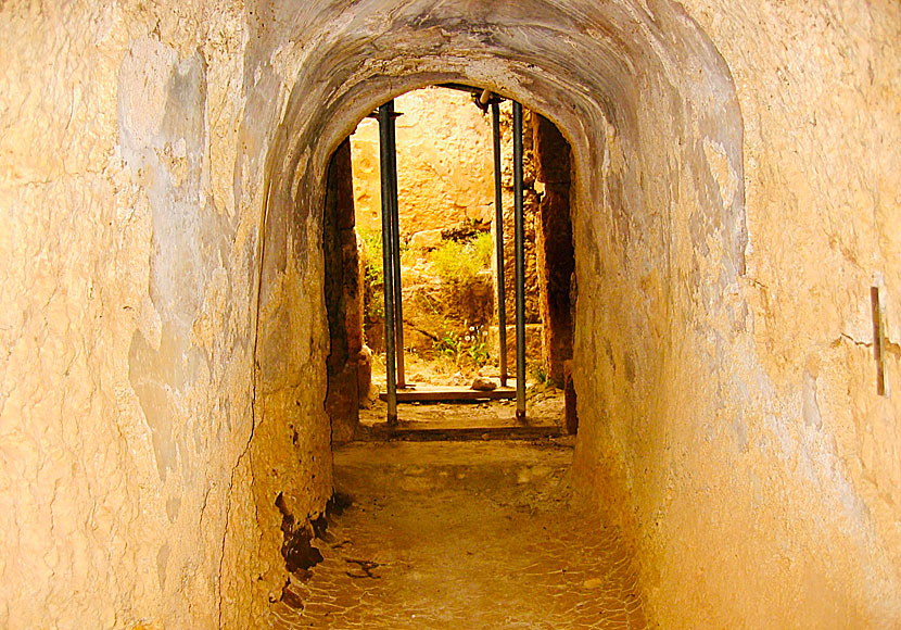 Antika romerska cisterner ovanför Karpathos bästa strand i Lefkos.