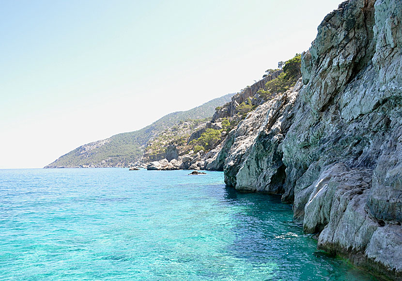 Snorkelvänligt vatten och badklippor i Kyra Panagia.