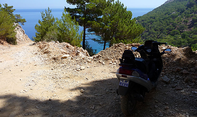 Köra moped till Kato Lakkos beach på Karpathos.