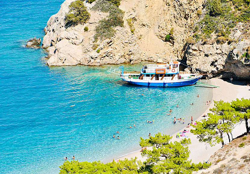 Till Apella beach kan man åka badbåt och utflyktsbåt från Pigadia på Karpathos.