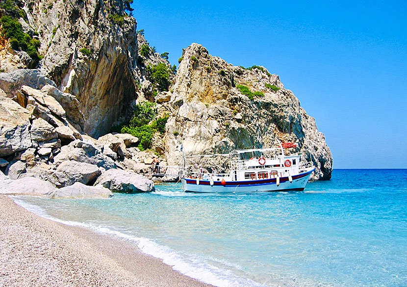 Bad- och utflyktsbåt till Kyra Panagia beach går från hamnen i Pigadia till varje morgon.