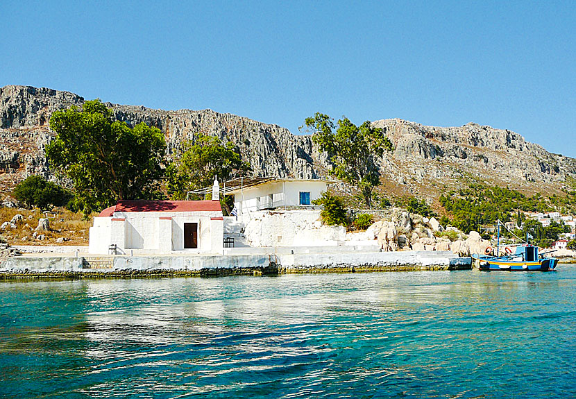 Kyrkbadet vid Agios Saint George mellan blå grottan och Megisti på Kastellorizo. 