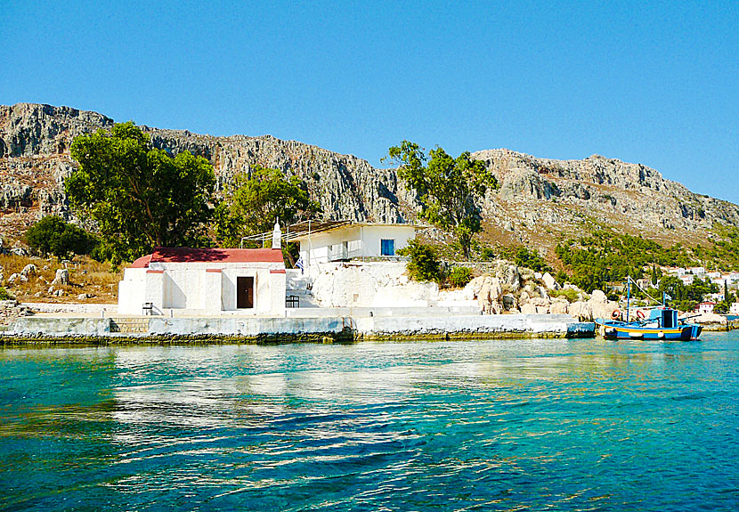 Kyrkbadet vid Agios Saint George mellan blå grottan och Megisti på Kastellorizo. 