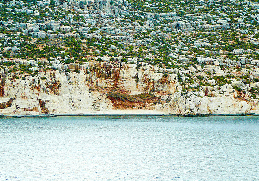 Kalkstensstranden Plakes beach på Kastellorizo i Grekland. 