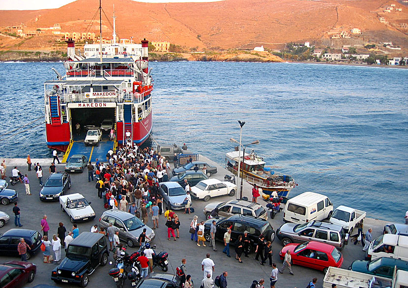 Från hamnen i Korissia på Kea går det färjor till Lavrio på fastlandet och till ön Kithnos i Kykladerna.