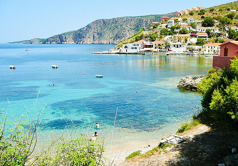 Den lilla stranden i Assos på Kefalonia i Grekland.