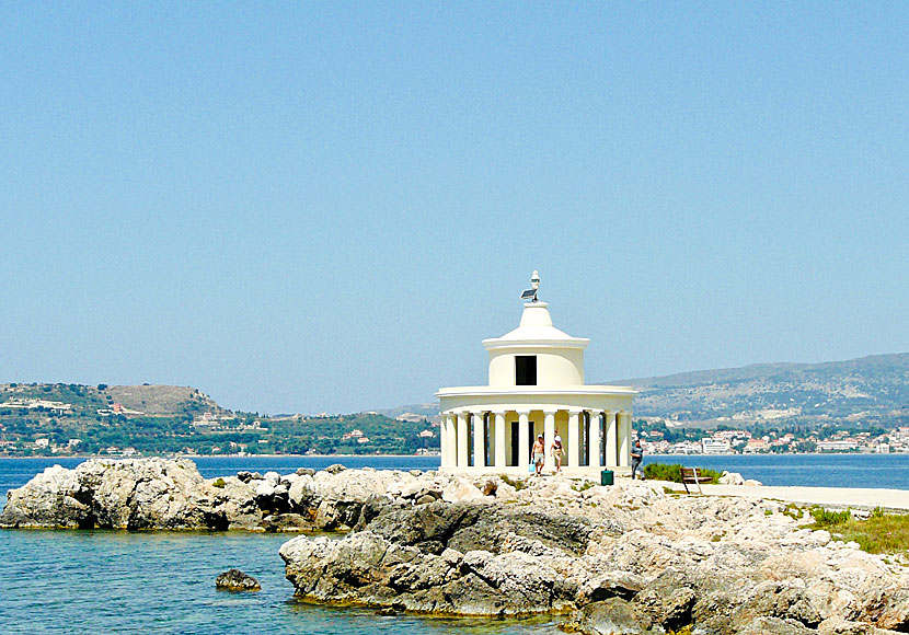 Fyren Agioi Theodori som ligger efter Fanari beach på ön Kefalonia i Grekland.