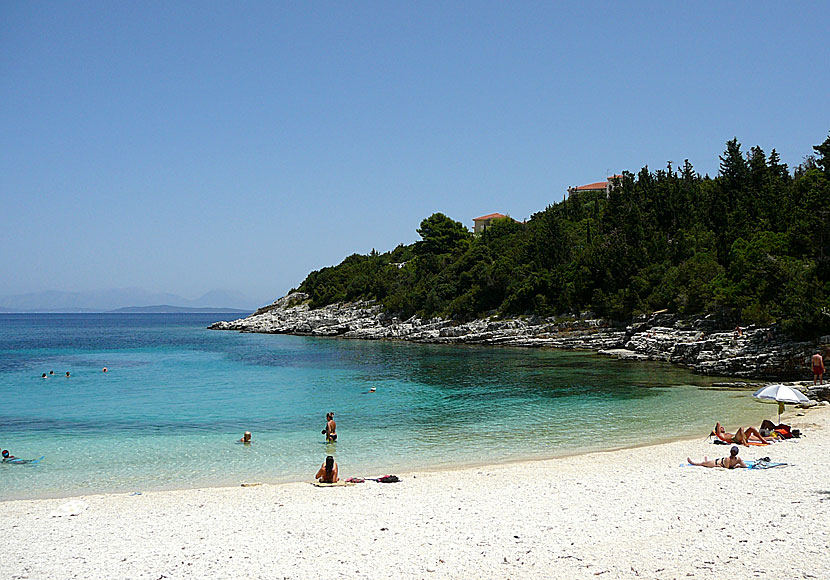 Missa inte Emblisi beach när du besöker byn Fiskardo på Kefalonia i Grekland.