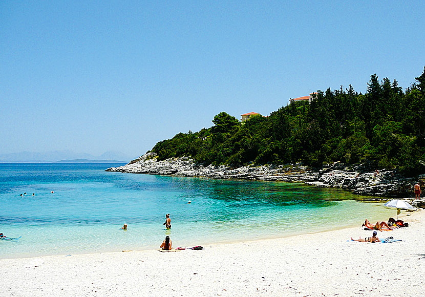 Missa inte Emblisi beach när du besöker byn Fiskardo på Kefalonia i Grekland.