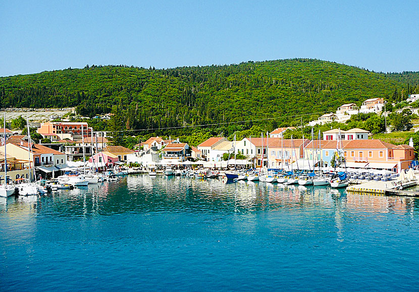 Fiskardo på Kefalonia sett från färjan till och från Vasiliki på Lefkas i Joniska övärlden.