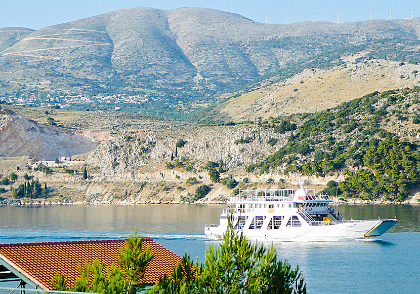 Bilfärjan som går mellan Argostoli och Lixourihalvön på Kefalonia.