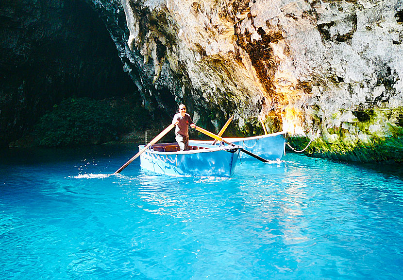 Ro, ro till Fiskeskär med Mona Wessman på en roddbåt i Melissani lake på Kefalonia.