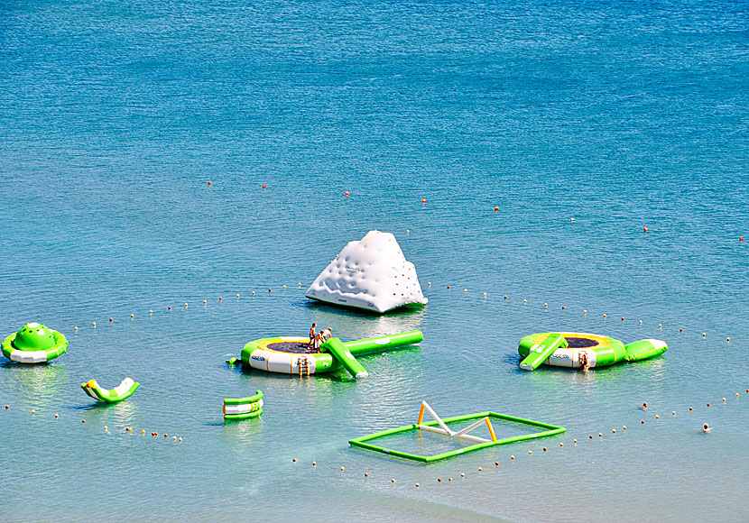 Leksaksland för barn i vattnet utanför Paradise beach på Kos. 