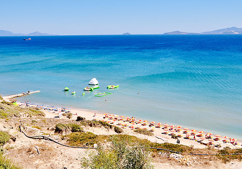 Uthyrning av vattenleksaker, solstolar och parasoll vid Paradise beach på Kos. 