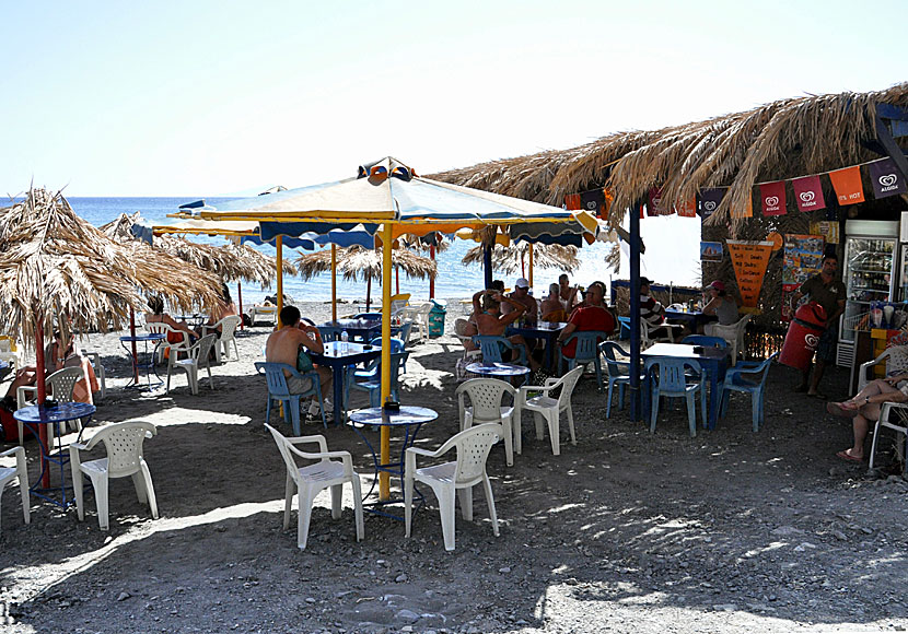 Det finns en kantina och en taverna ovanför de heta källorna och stranden i Therma. 