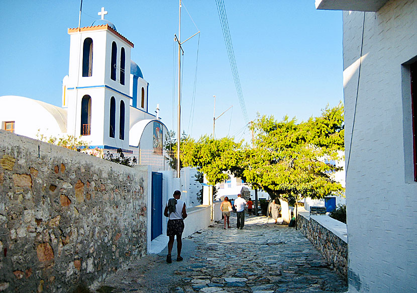 Agios Georgios church ligger på huvudgatan i Chora.