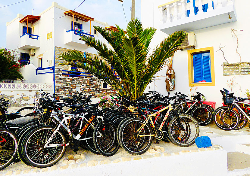 Hyra mountainbike och cykla till sandstränderna på Pano Koufonissi.