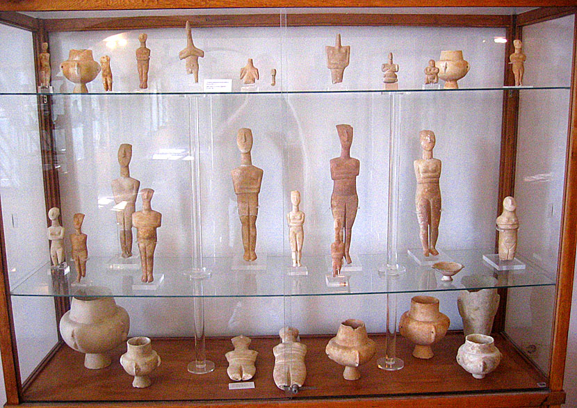Kykladiska figurer som har hittats på Keros finns på arkeologiska museet i Naxos stad.