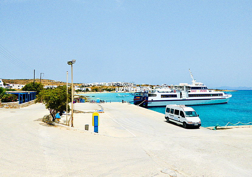 Utflyktsbåt från Naxos i hamnen på Koufonissi.