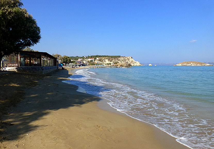 Den barnvänliga sandstranden i Almyrida på Kreta.
