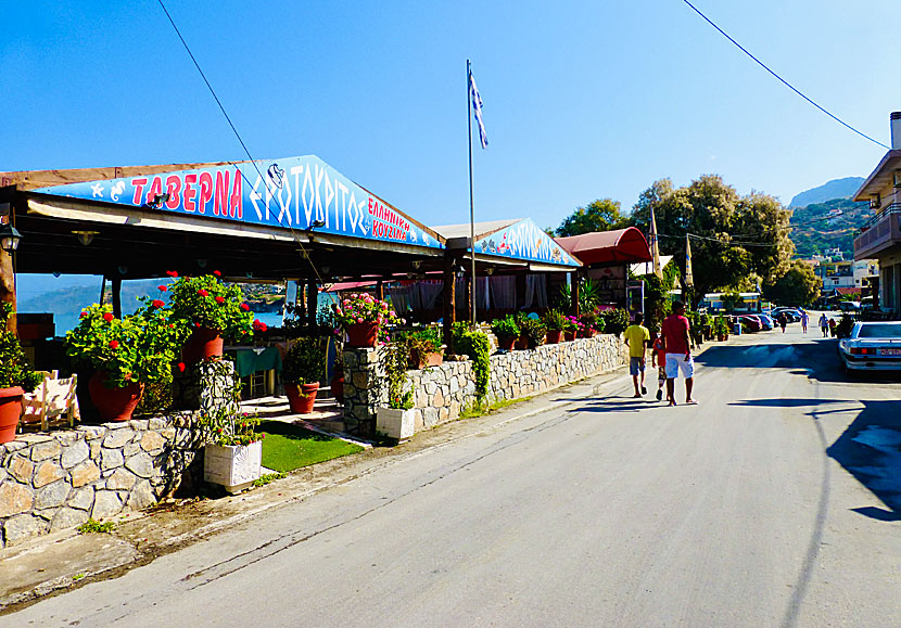 Restauranger och tavernor längs strandpromenaden i Almyrida på Kreta.