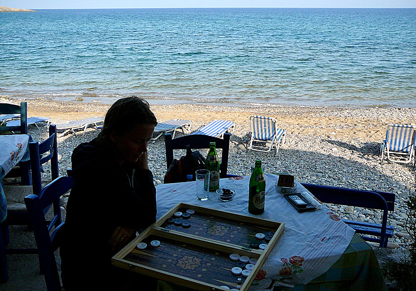 Spela tavli (backgammon) på mysiga tavernor på Kreta. 